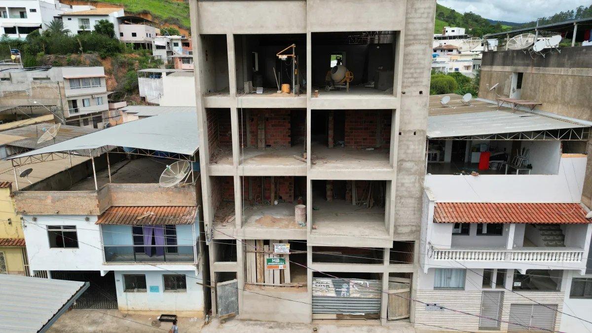 Prédio em construção à venda, 1100 m2, em Inhapim